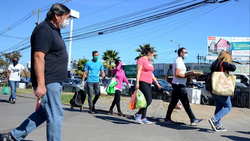 18 de Abril de 2020/SANTIAGO Varias personas co mascarillas realizan sus compras en el centro de Talca. Esta mañana el ministro de Salud comunico el aumento de nuevos casos por Covid-19 en la región del Maule, siéndo la ciudad más afectada Talca.
FOTO:ALEX BELTRAN/AGENCIAUNO
