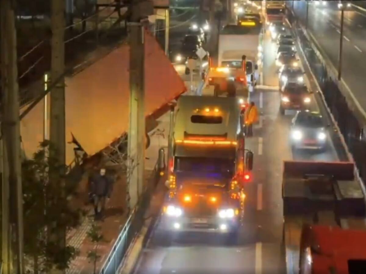 Camión pierde el control y queda incrustado en rejas tras accidente de tránsito en Cerrillos