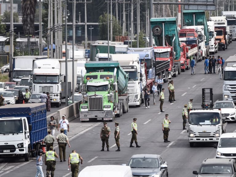 Ministro (s) Monsalve insiste que «el paro de camioneros daña al país» y advierte posible desabastecimiento en supermercados