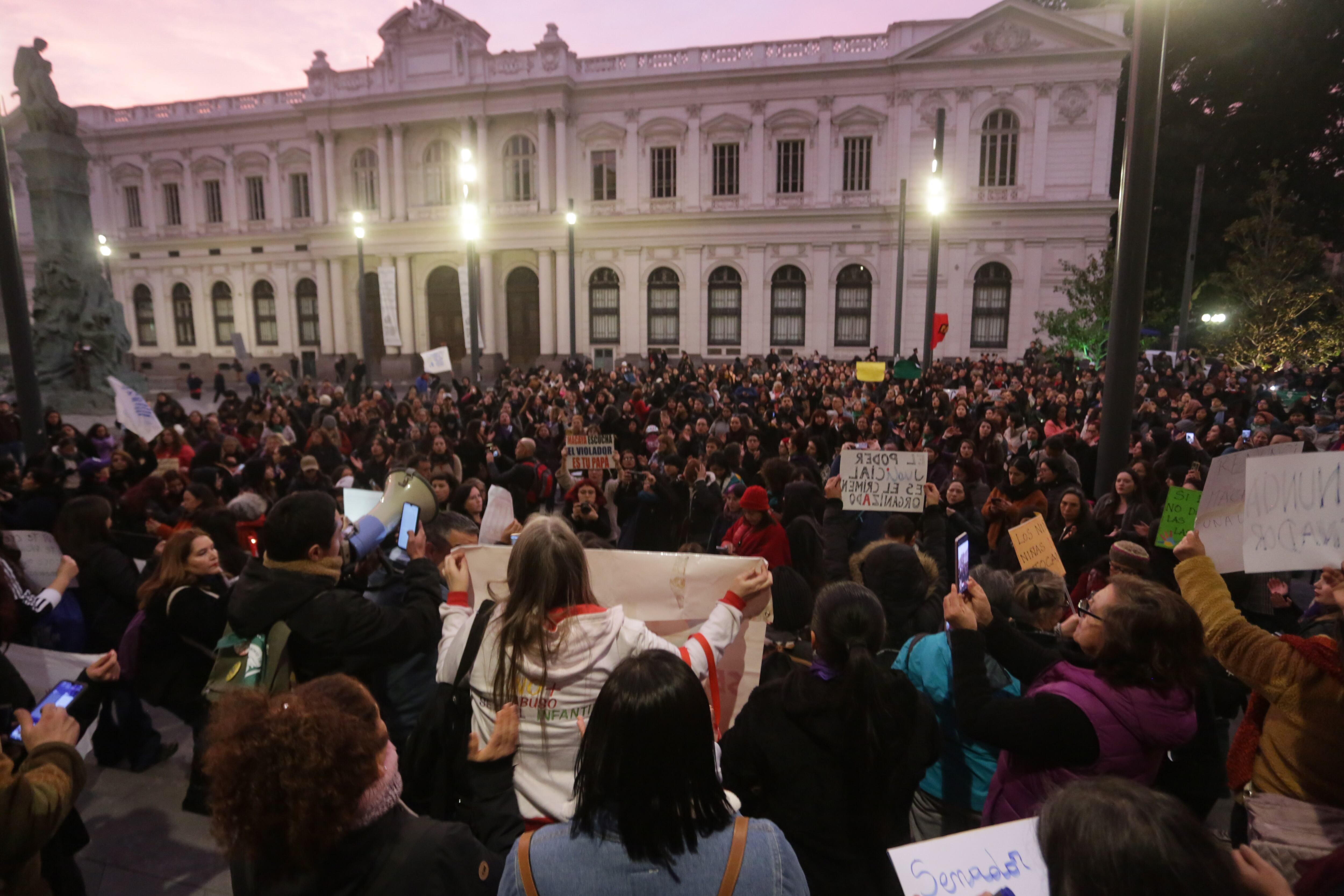 26 DE JULIO 2024 / SANTIAGO
Diferentes coordinadoras feministas se reúnen en frente de la corte suprema para manifestarse en contra de Eduardo Macaya del padre del senador UDI Javier Macaya, imputado por abuso sexual.
FOTO: LUKAS SOLIS / AGENCIAUNO