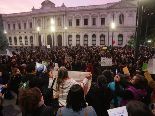 26 DE JULIO 2024 / SANTIAGO
Diferentes coordinadoras feministas se reúnen en frente de la corte suprema para manifestarse en contra de Eduardo Macaya del padre del senador UDI Javier Macaya, imputado por abuso sexual.
FOTO: LUKAS SOLIS / AGENCIAUNO