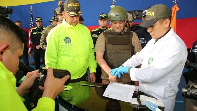 Dairo Antonio Úsuga es entregado a los agentes de EEUU en Bogotá