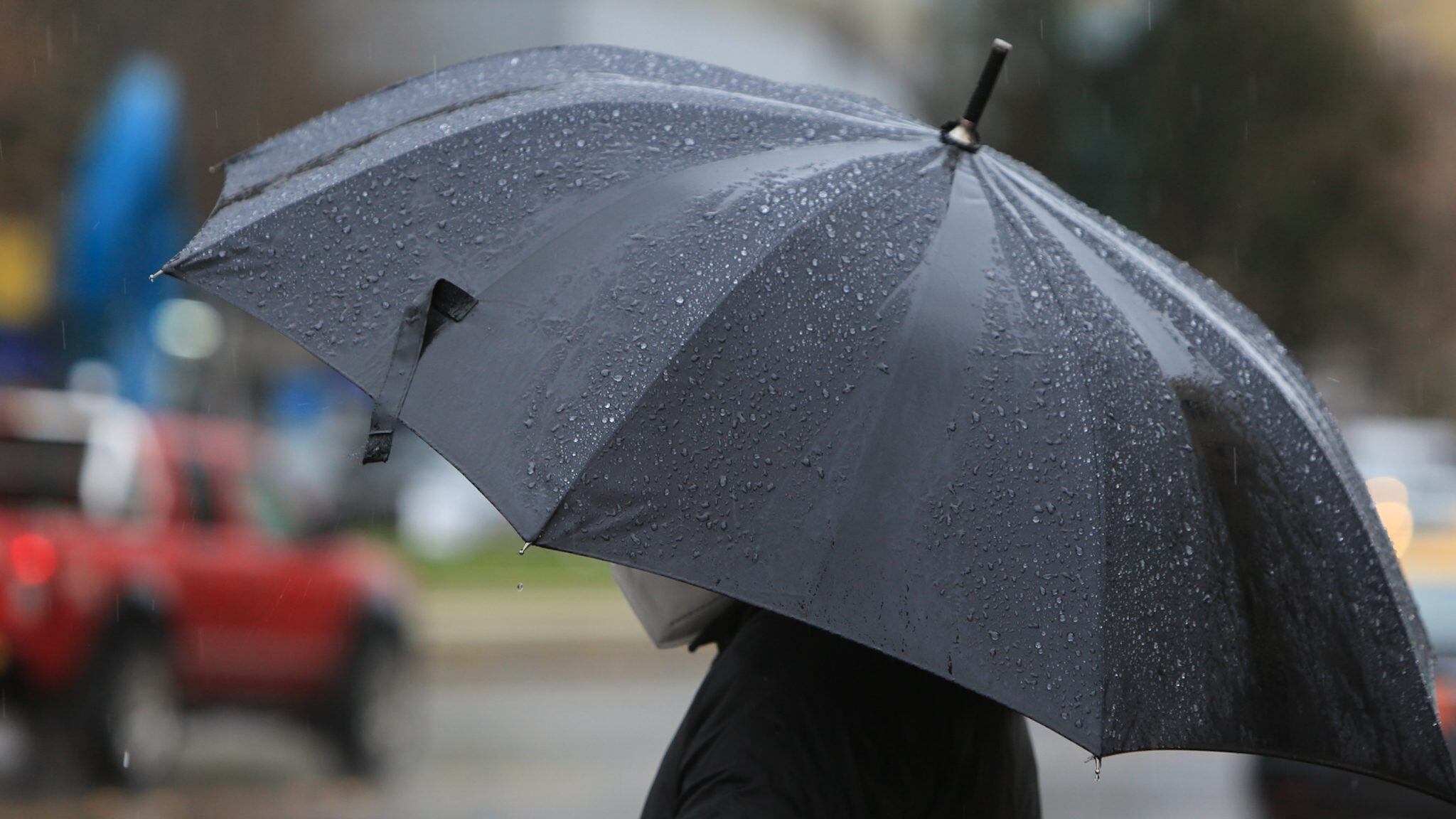 09 de Julio 2022/SANTIAGOComienzan las lluvias durante la tarde de este sábado en Santiago centro.
FOTO: LUKAS SOLIS/AGENCIAUNO