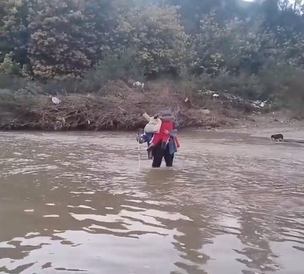 Padre no vidente debe cruzar el río con sus hijos en brazos para que puedan ir al colegio