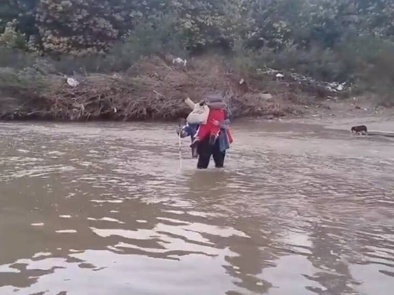 Padre no vidente debe cruzar el río con sus hijos en brazos para que puedan ir al colegio