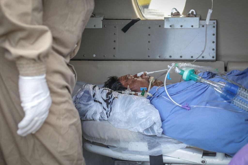 Un paciente con Covid-19 recibe los cuidados de una enfermera en Brasil