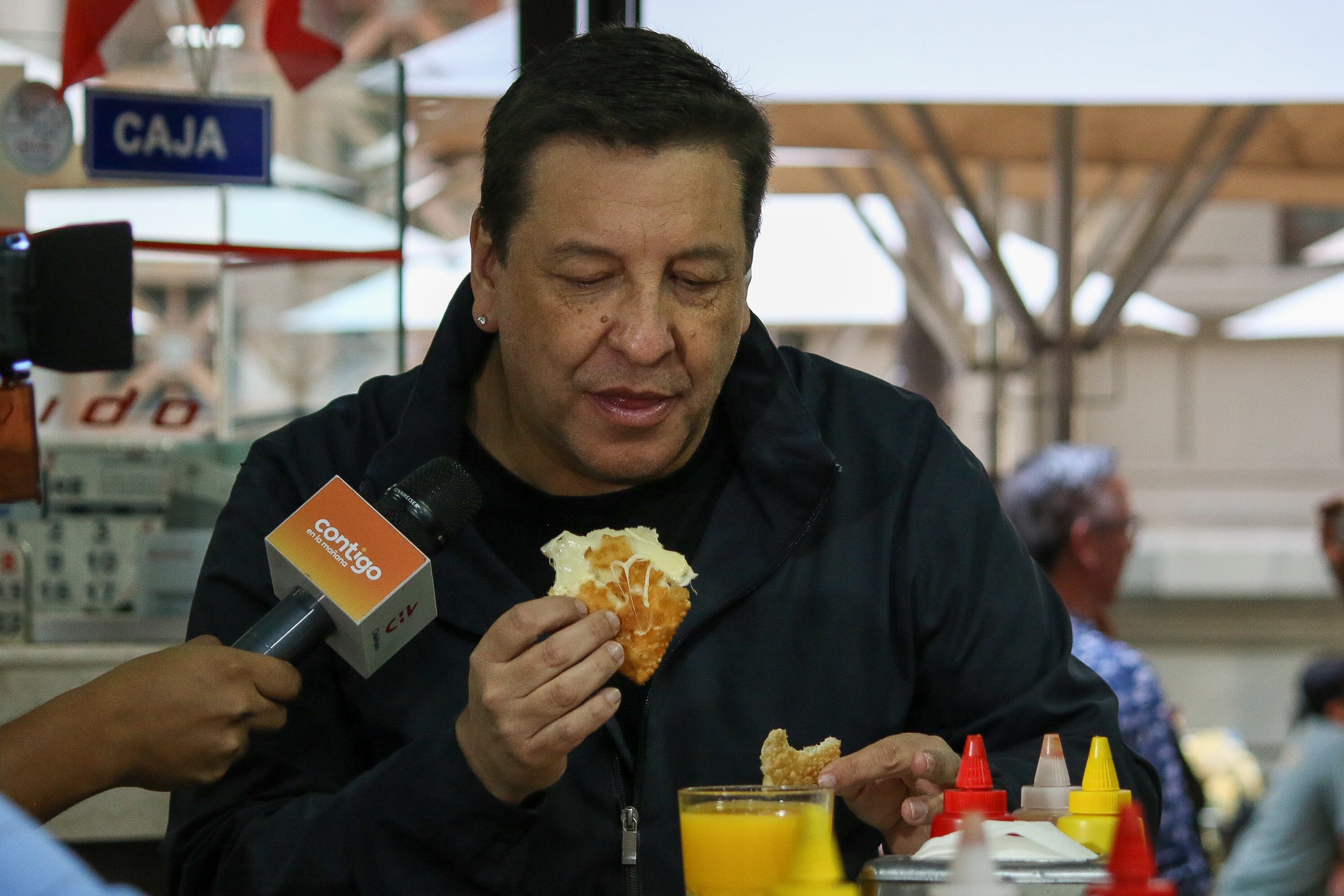 27 de diciembre 2022 / SANTIAGO 
Julio Cesar Rodriguez, animador y conductor del matinal de CHV Contigo en la mañana realizar despacho en vivo por el centro de Santiago 

FOTO: CAROLINA REYES MONTERO/ AGENCIAUNO