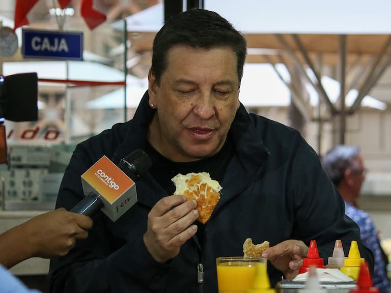 27 de diciembre 2022 / SANTIAGO
Julio Cesar Rodriguez, animador y conductor del matinal de CHV Contigo en la mañana realizar despacho en vivo por el centro de Santiago
FOTO: CAROLINA REYES MONTERO/ AGENCIAUNO