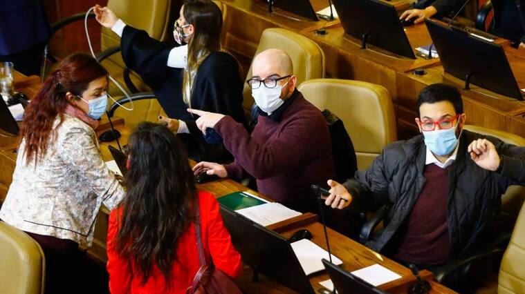 12 DE MAYO DE 2020/VALPARAISODiputados del Frente Amplio, durante la sesion de la Camara de Diputados, en donde se revisa el veto al ingreso familiar de emergencia.
FOTO: LEONARDO RUBILAR CHANDIA/AGENCIAUNO