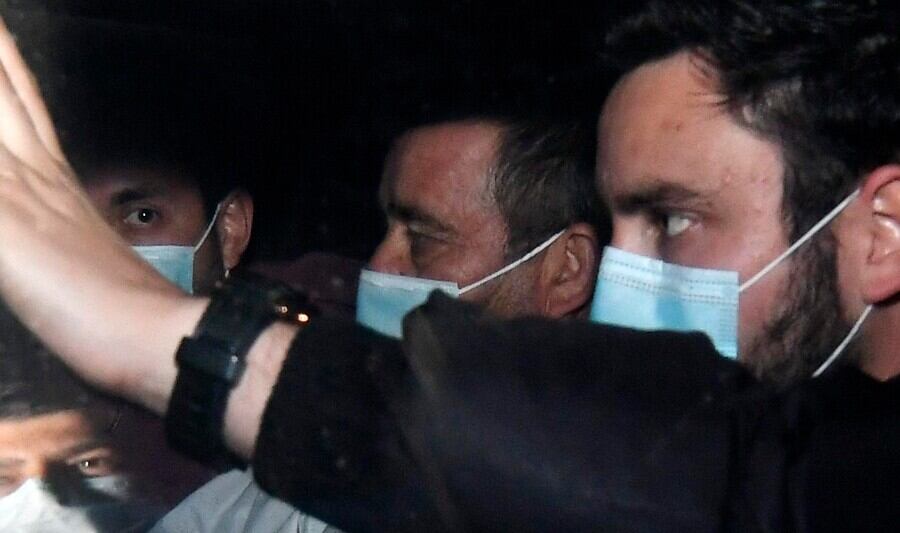 Hugo Bustamante saliendo de cuartel de la PDI