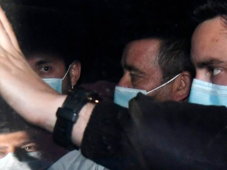 Hugo Bustamante saliendo de cuartel de la PDI