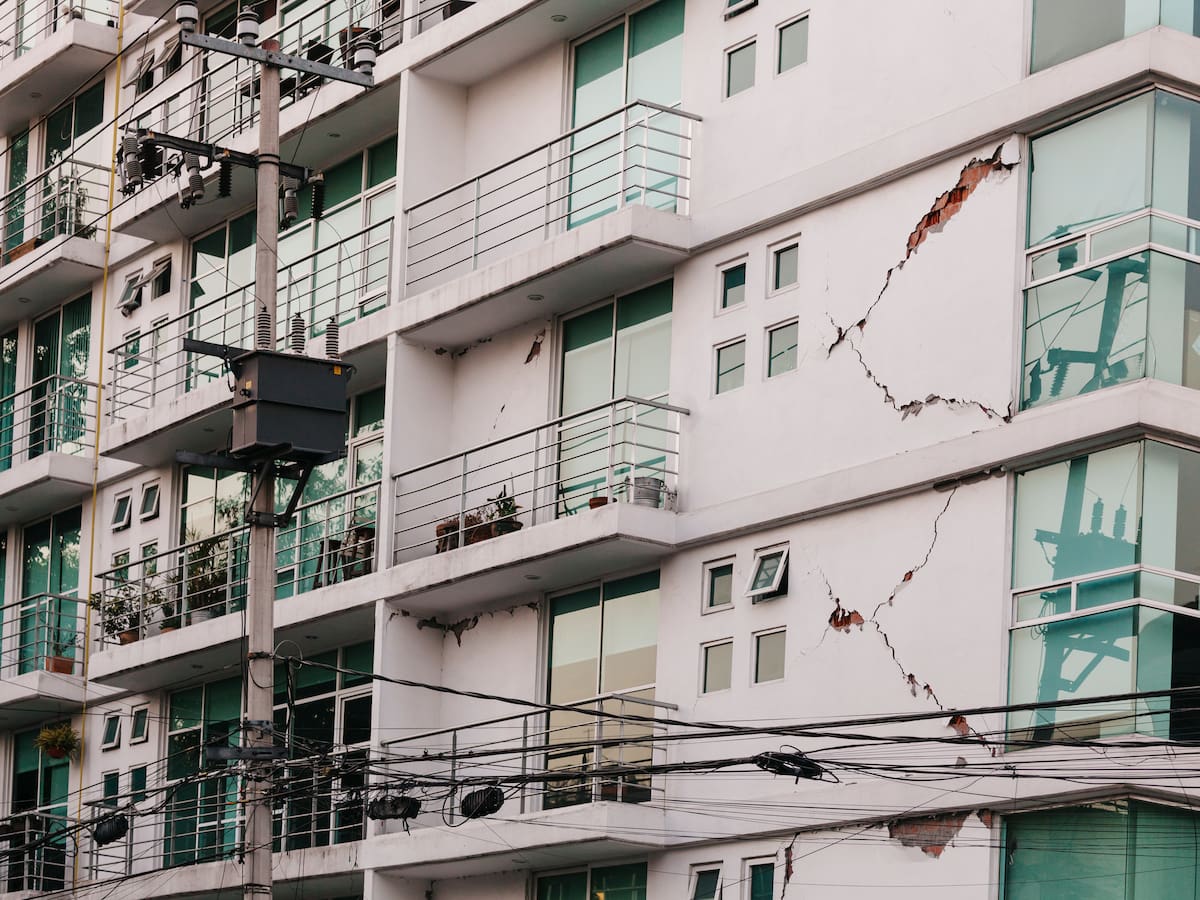 Seguidilla de sismos reabre el debate: experto explica cómo establecer si un edificio sigue siendo seguro en Chile