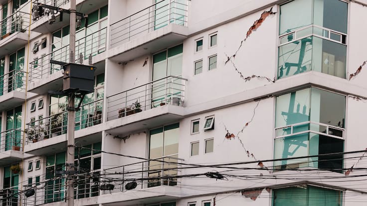 Seguidilla de sismos reabre el debate: experto explica cómo establecer si un edificio sigue siendo seguro en Chile