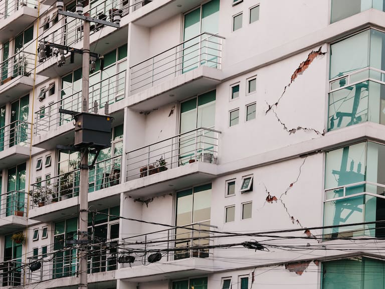 Seguidilla de sismos reabre el debate: experto explica cómo establecer si un edificio sigue siendo seguro en Chile