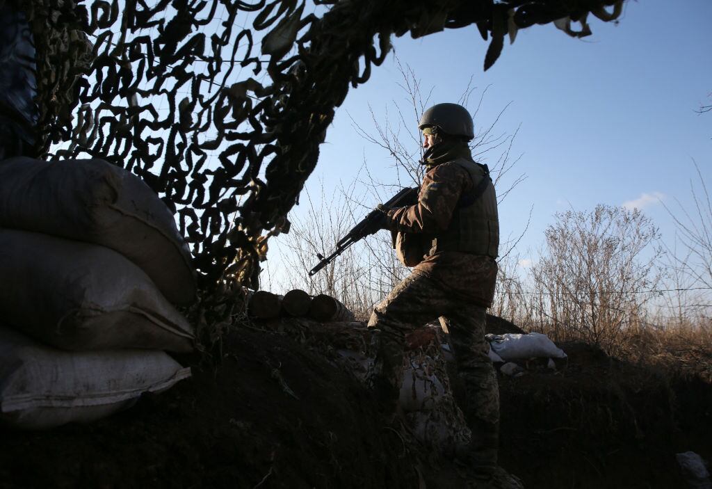 Soldado ucraniano vigila la frontera en un puesto cerca de Gorlivka