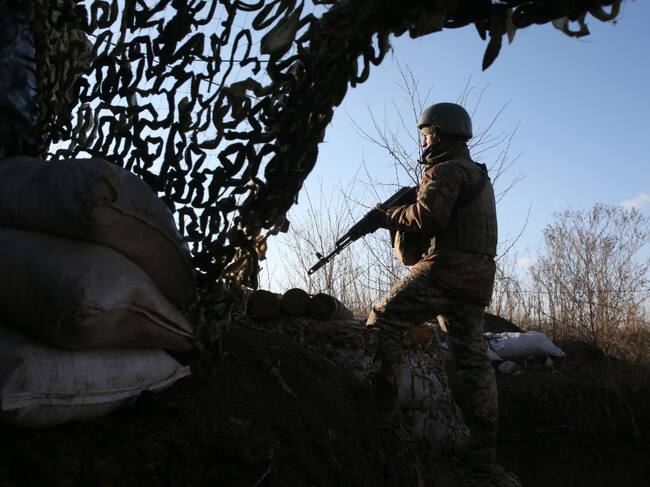Soldado ucraniano vigila la frontera en un puesto cerca de Gorlivka