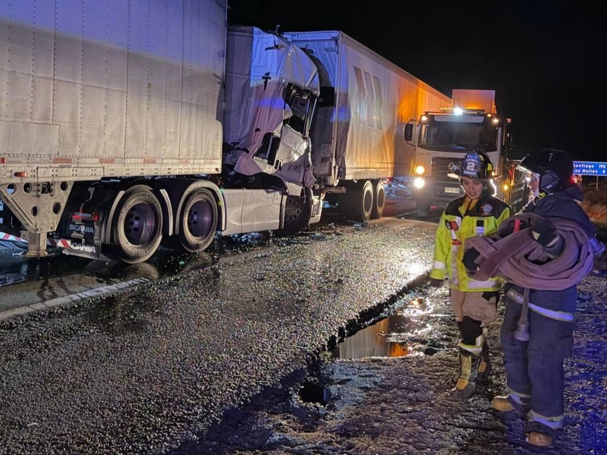 Colisión múltiple entre tres camiones provoca emergencia y restringe tránsito en Ruta 5 Norte de Los Vilos