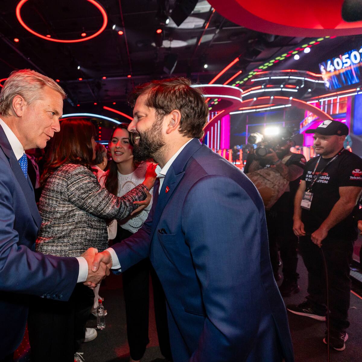 Esperado encuentro: así fueron los saludos del Presidente Boric a Jeannette Jara y José Antonio Kast en Teletón 2025