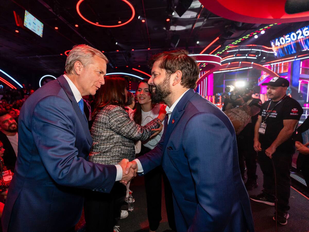 Esperado encuentro: así fueron los saludos del Presidente Boric a Jeannette Jara y José Antonio Kast en Teletón 2025