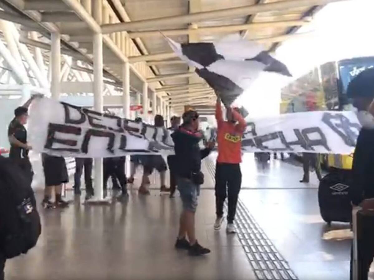 Con banderas y mascarillas: Hinchas llegaron al aeropuerto para despedir al plantel de Colo-Colo