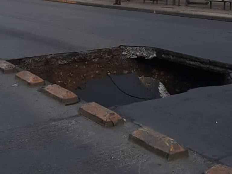 Socavón provocó desvíos del tránsito en plena Alameda