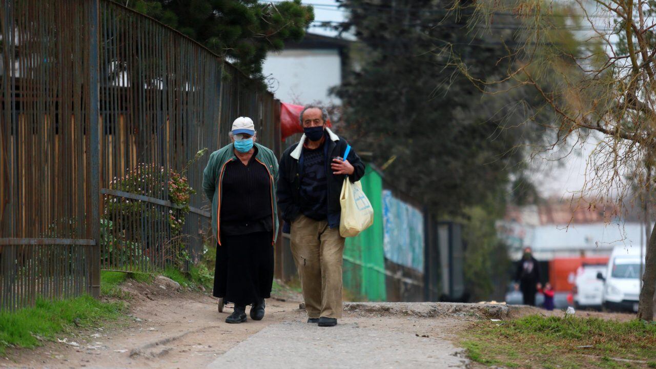 26 de Julio de 2020/SANTIAGO
Pareja de adultos mayores caminando, durante anuncio de autoridades del MINSAL, quienes anuncian salida de adultos mayores de 75 años hacia arriba por 60 minutos los días Lunes, Jueves y Sábados, en medio de la pandemia de COVID-19.
FOTO: JOSE FRANCISCO ZUÑIGA/AGENCIAUNO