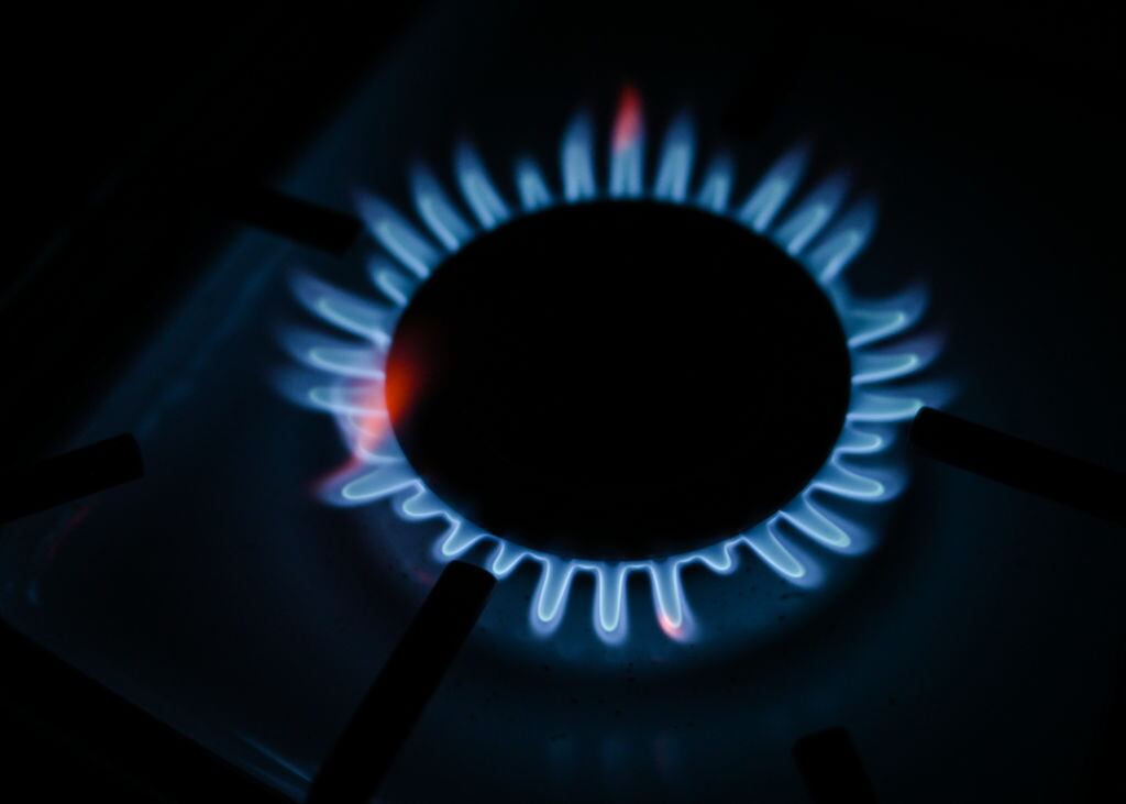 Imagen de una cocina a gas encendida por el alza de precios en Alemania
