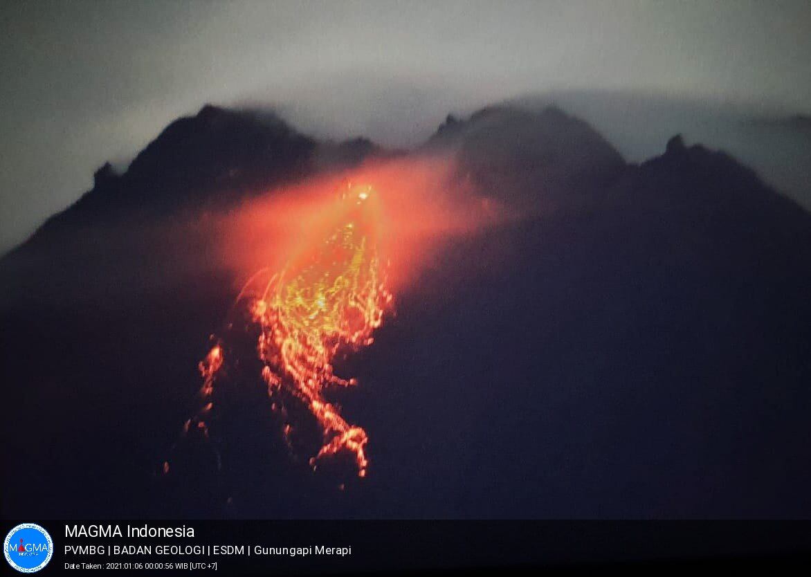 Los ríos de lava incandescente que lanzó el volcán Merapi