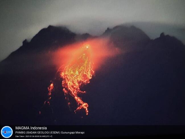 Los ríos de lava incandescente que lanzó el volcán Merapi