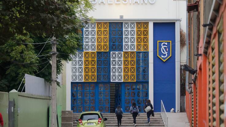 Colegio en Valparaíso instala detector de metales para prevenir el ingreso de armas