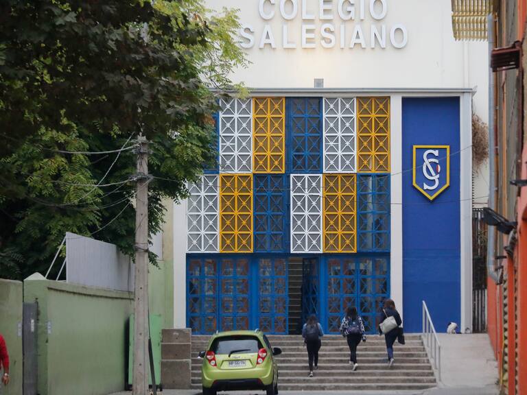 Colegio en Valparaíso instala detector de metales para prevenir el ingreso de armas