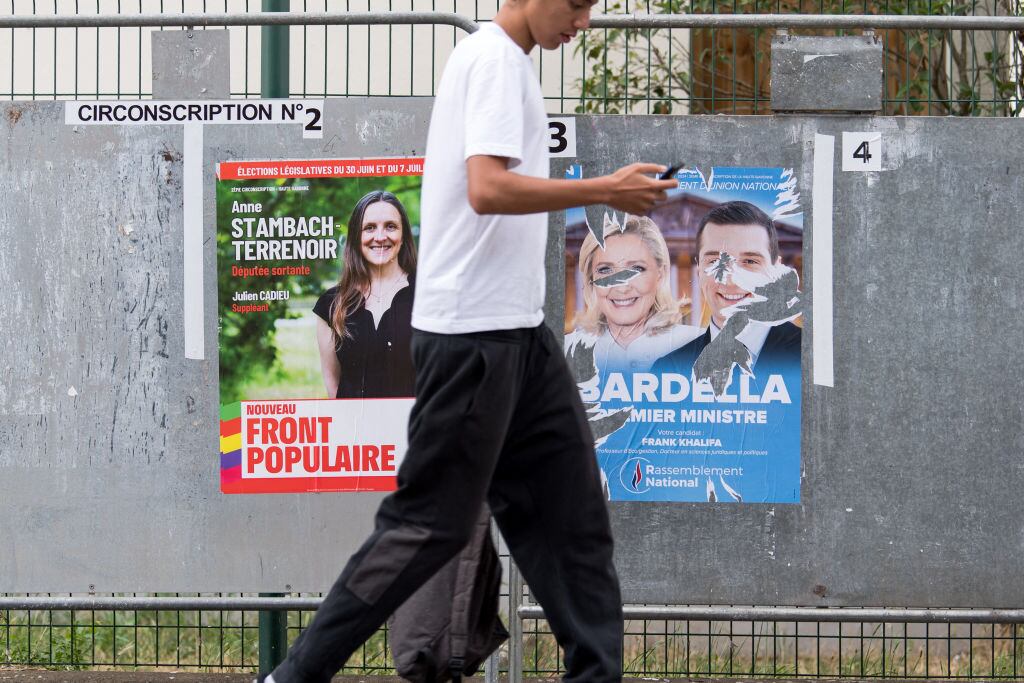 Los carteles del Nuevo Frente Popular y de la extrema derecha en la campaña de la segunda vuelta de las elecciones legislativas en Francia.