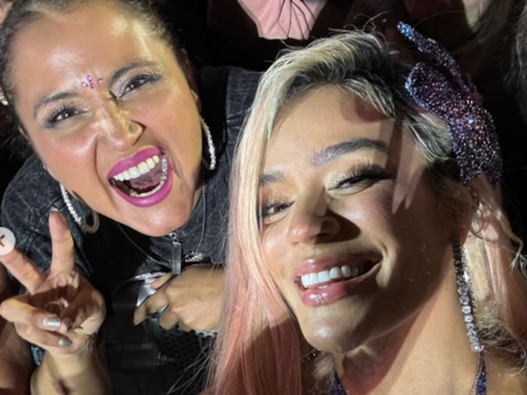 Pamela Leiva vivió extraordinario momento con Karol G: artista la nombró en el escenario y se sacó una foto con ella