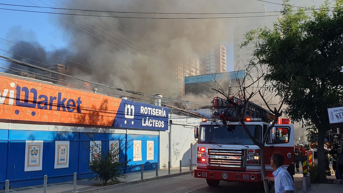 Se evacuó el terminal de buses: Incendio en centro de Viña del Mar destruyó conocido supermercado
