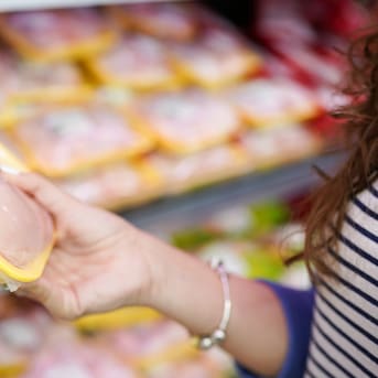 Clausuran supermercado en Romeral: remojaban el pollo en cloro para disfrazar el mal olor