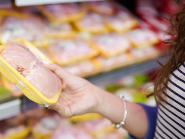 Clausuran supermercado en Romeral: remojaban el pollo en cloro para disfrazar el mal olor