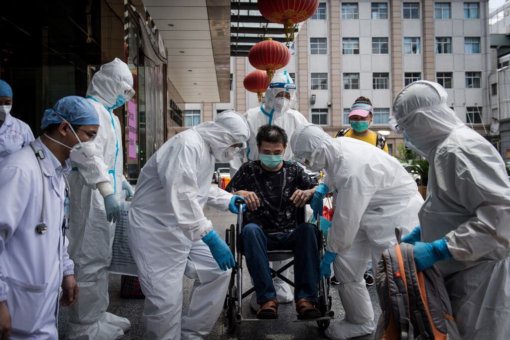 Médicos asisten a paciente del Covid-19 en Hubei
