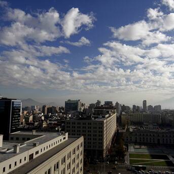 Hasta 30 grados: revisa el pronóstico del tiempo en Santiago para hoy jueves 18 de abril