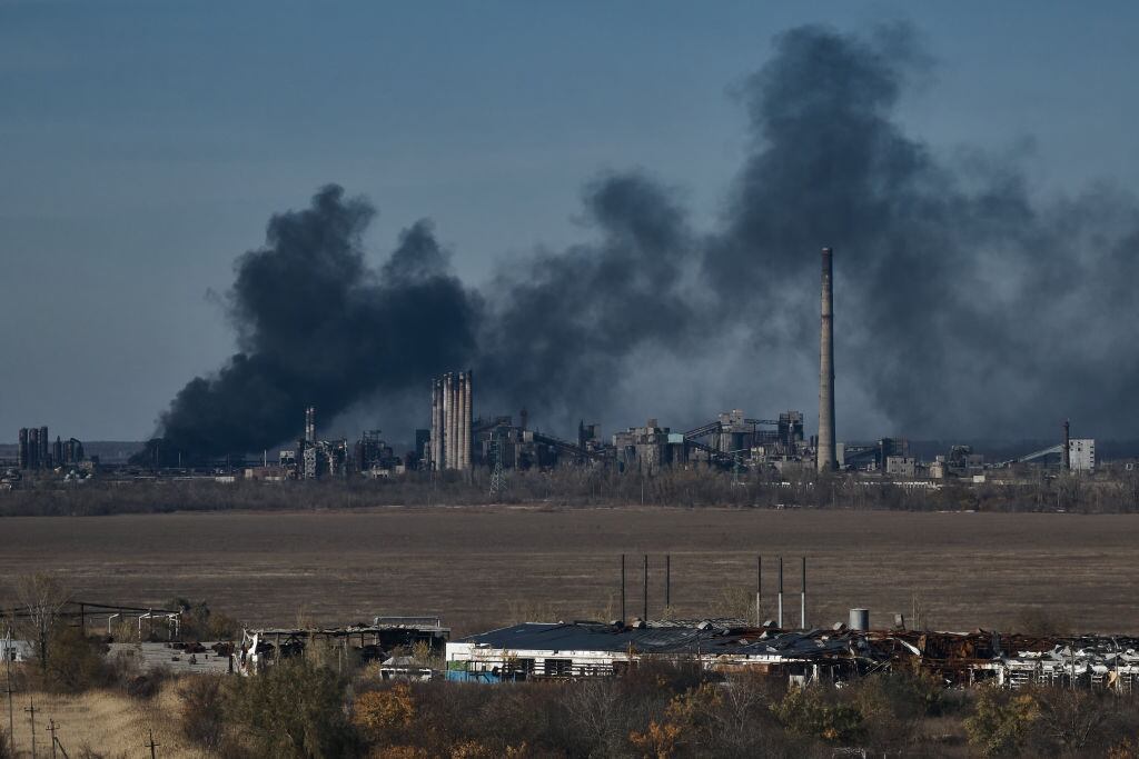 El humo se levanta sobre Avdiivka en Ucrania por los ataques de Rusia