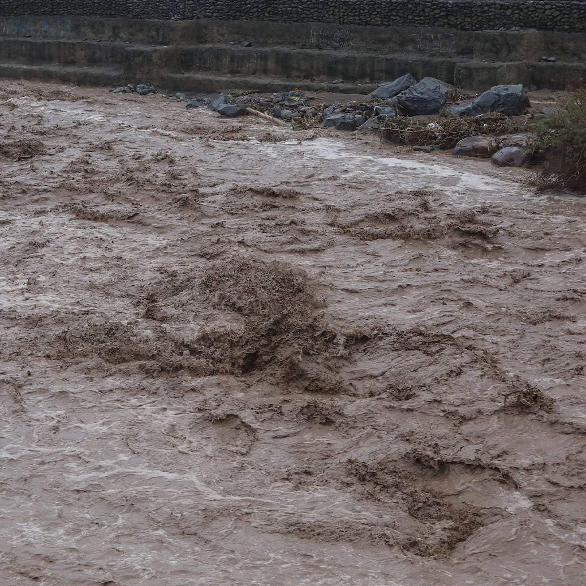 Senapred declara Alerta Amarilla en seis comunas de la RM por crecida del río Mapocho