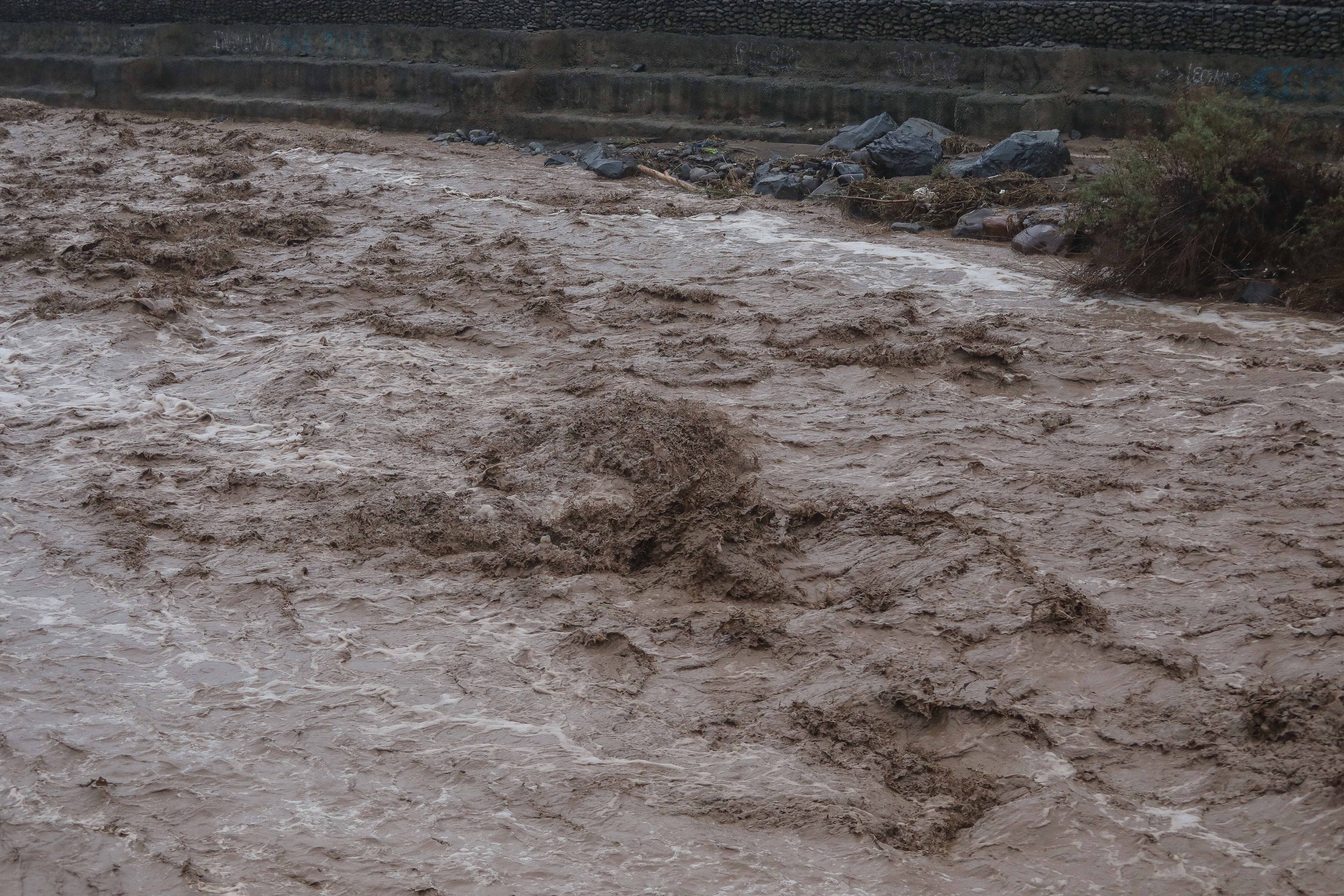 Senapred declara Alerta Amarilla en seis comunas de la RM por crecida del río Mapocho