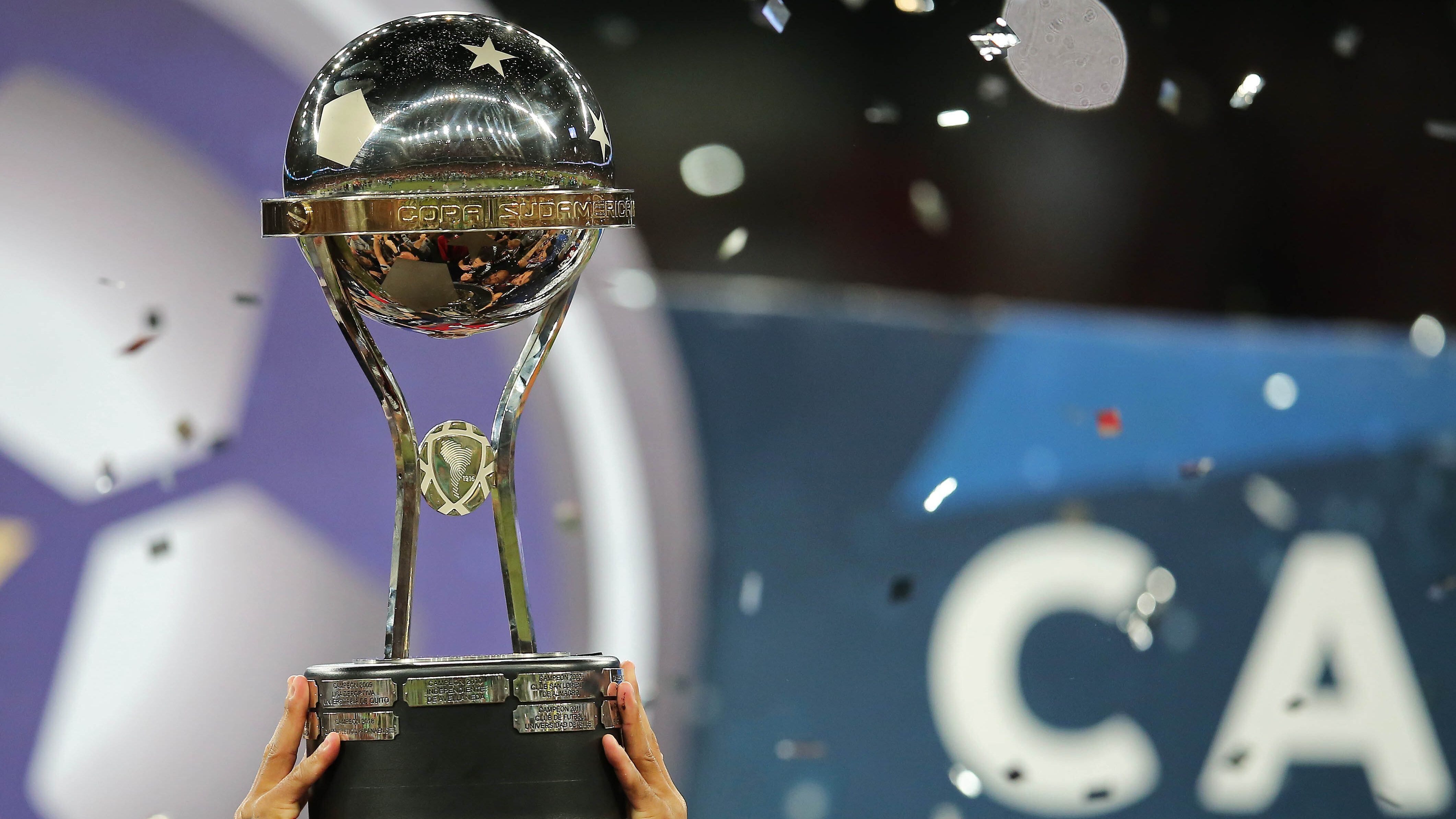 Brazil's Atletico Paranaense's players celebrate with the trophy after winning over Colombia's Junior during the 2018 Copa Sudamericana second leg final football match at the Arena da Baixada stadium in Curitiba, Brazil, on December 12, 2018. (Photo by Heuler Andrey / AFP)        (Photo credit should read HEULER ANDREY/AFP via Getty Images)