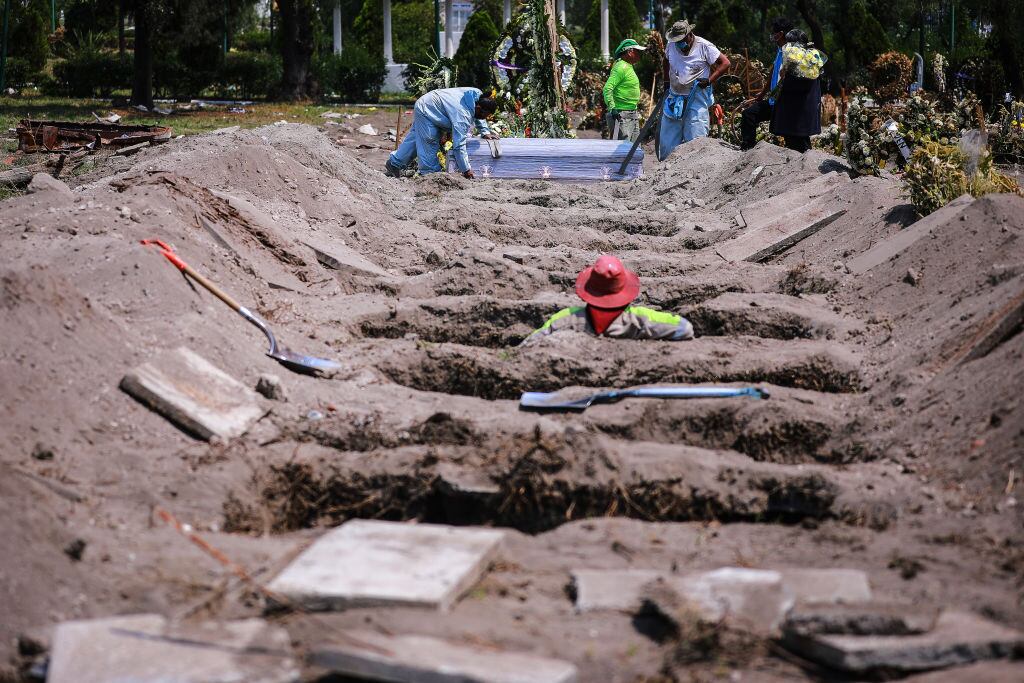 Trabajadores realizan entierros múltiples por el Covid-19 en Ciudad de México