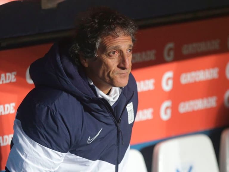 Peru's Alianza Lima head coach Mario Salas is seen during a closed-door Copa Libertadores group phase football match against Uruguay's Nacional at the Gran Parque Central Stadium in Montevideo, on October 21, 2020, amid the COVID-19 novel coronavirus pandemic. (Photo by Matilde Campodonico / POOL / AFP) (Photo by MATILDE CAMPODONICO/POOL/AFP via Getty Images)