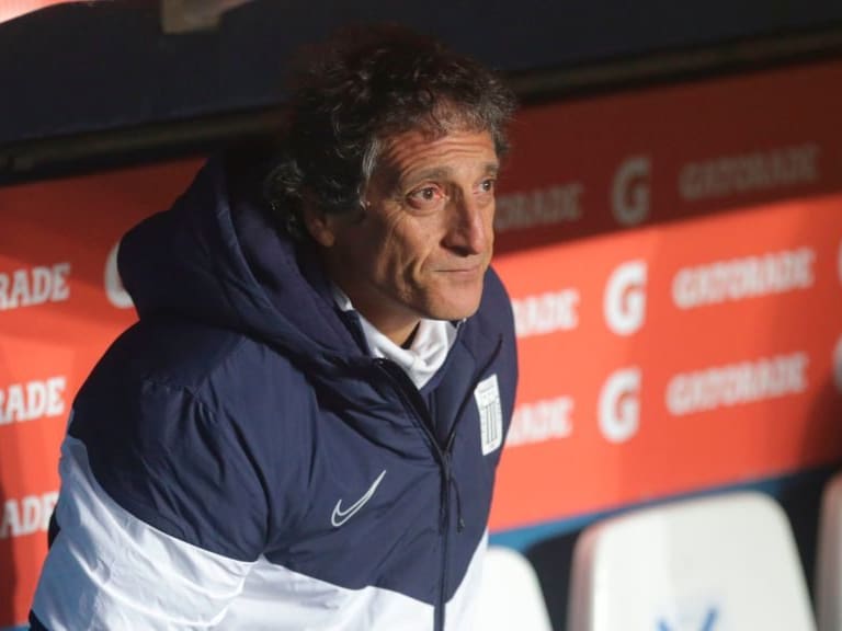 Peru&#039;s Alianza Lima head coach Mario Salas is seen during a closed-door Copa Libertadores group phase football match against Uruguay&#039;s Nacional at the Gran Parque Central Stadium in Montevideo, on October 21, 2020, amid the COVID-19 novel coronavirus pandemic. (Photo by Matilde Campodonico / POOL / AFP) (Photo by MATILDE CAMPODONICO/POOL/AFP via Getty Images)