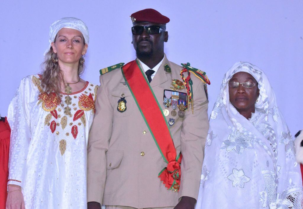 Doumbouya posa junto a su esposa y su madres con la banda presidencial