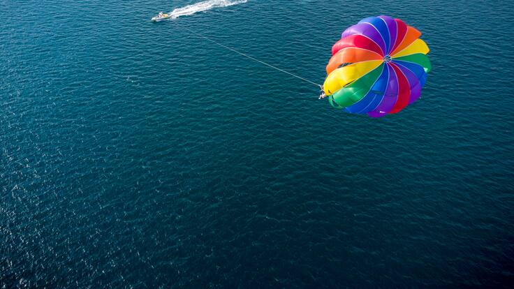 “Me sentí violada y sucia”: mujer denuncia que fue abusada en el aire mientras hacía parasailing