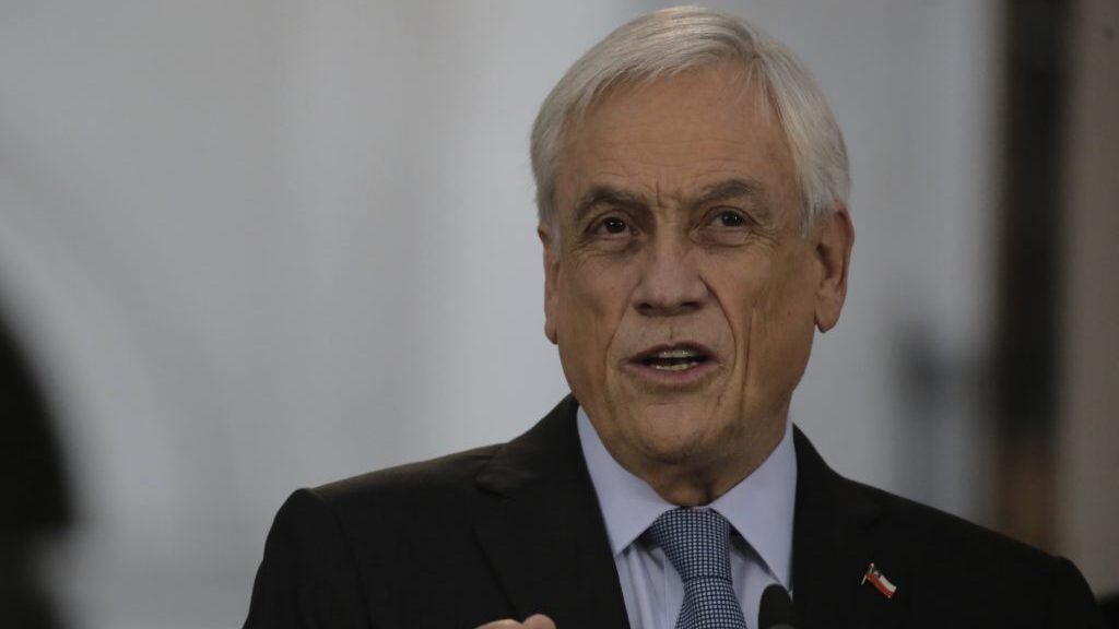 6 de abril 2021/SantiagoS.E el Presidente de la República, Sebastián Piñera, acompañado por los ministros del Interior, Rodrigo Delgado; de la Secretaría General de Gobierno, Jaime Bellolio; y de la Secretaría General de la Presidencia, Juan José Ossa, promulga la reforma constitucional que posterga las elecciones de alcaldes y concejales; gobernadores regionales y convencionales constituyentes para el 15 y 16 de mayo.
KARIN POZO/AGENCIA UNO