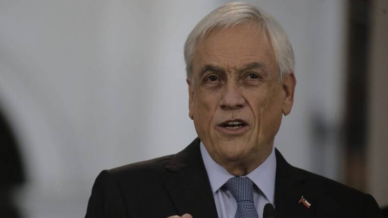 6 de abril 2021/SantiagoS.E el Presidente de la República, Sebastián Piñera, acompañado por los ministros del Interior, Rodrigo Delgado; de la Secretaría General de Gobierno, Jaime Bellolio; y de la Secretaría General de la Presidencia, Juan José Ossa, promulga la reforma constitucional que posterga las elecciones de alcaldes y concejales; gobernadores regionales y convencionales constituyentes para el 15 y 16 de mayo.
KARIN POZO/AGENCIA UNO