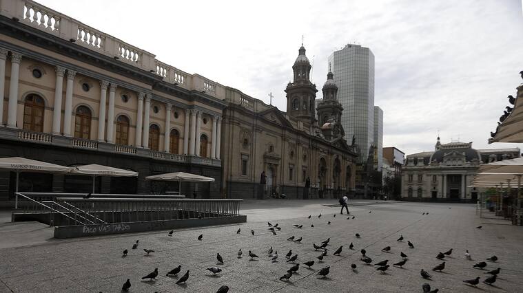 04 de Abril de 2020/SANTIAGO Vista general de la plaza de armas totalmente vacía , durante la cuarentena total que decreto el gobierno para evitar la propagación del Coronavirus (Covid-19.).
FOTO:CRISTOBAL ESCOBAR/AGENCIAUNO
